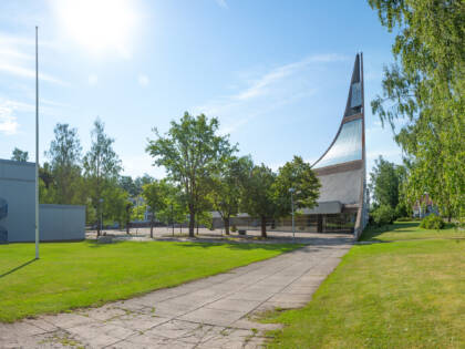 Lauritsalan kirkko kesällä