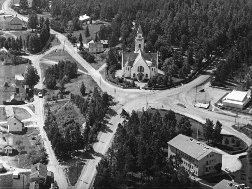 Mustavalkoinen vanha kuva, jossa on Joutsenon kirkko keskellä.