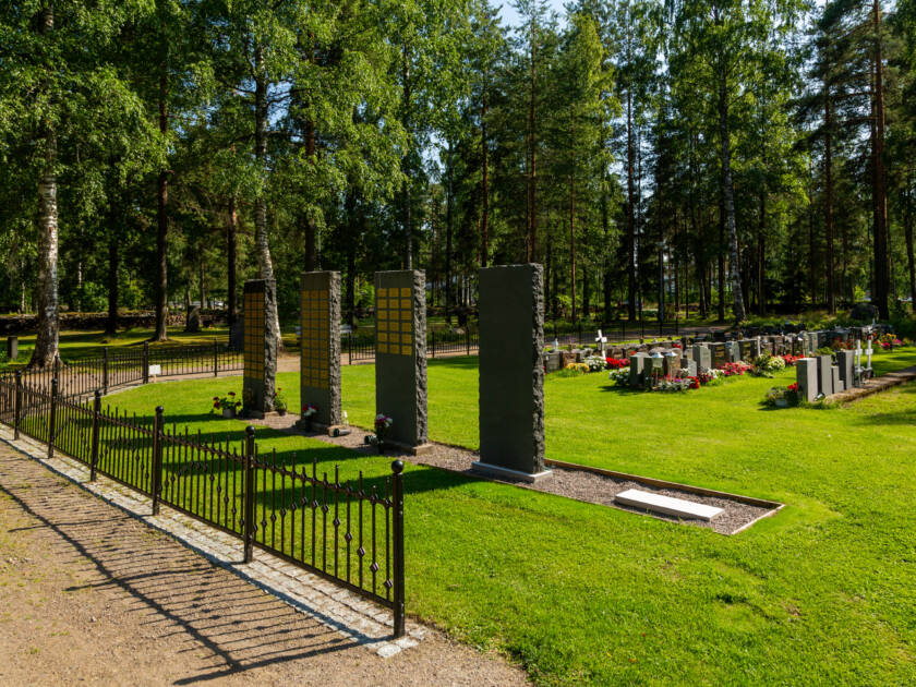 Uurnasukuhaudat edessä ja takana hautausmaa