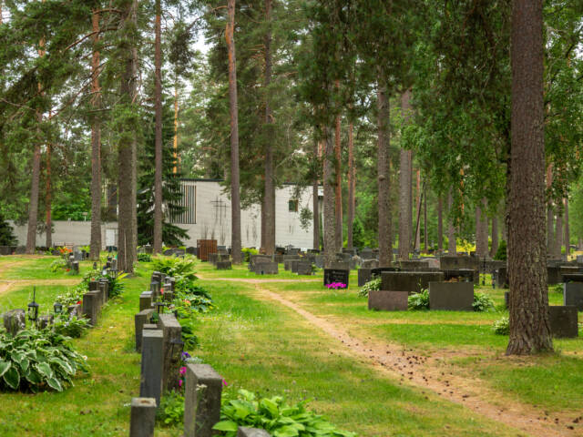 Polku, jonka vieressä hautakivirivi. Taustalla siunauskappeli.