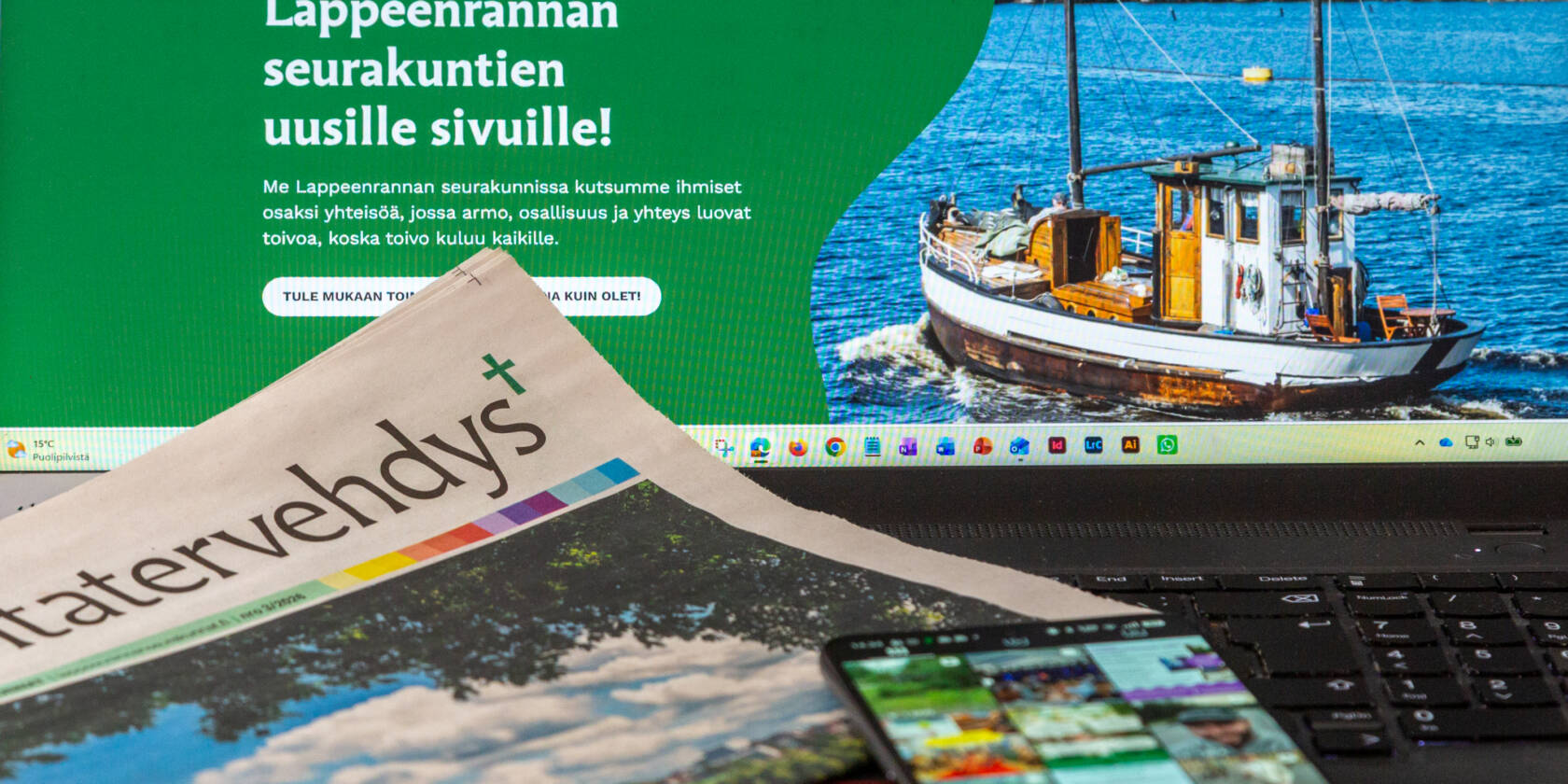kannettavan tietokoneen näyttö, Seurakuntatervehdys-lehti ja matkapuhelin, jonka näytöllä Instagram kuvasyöte.
