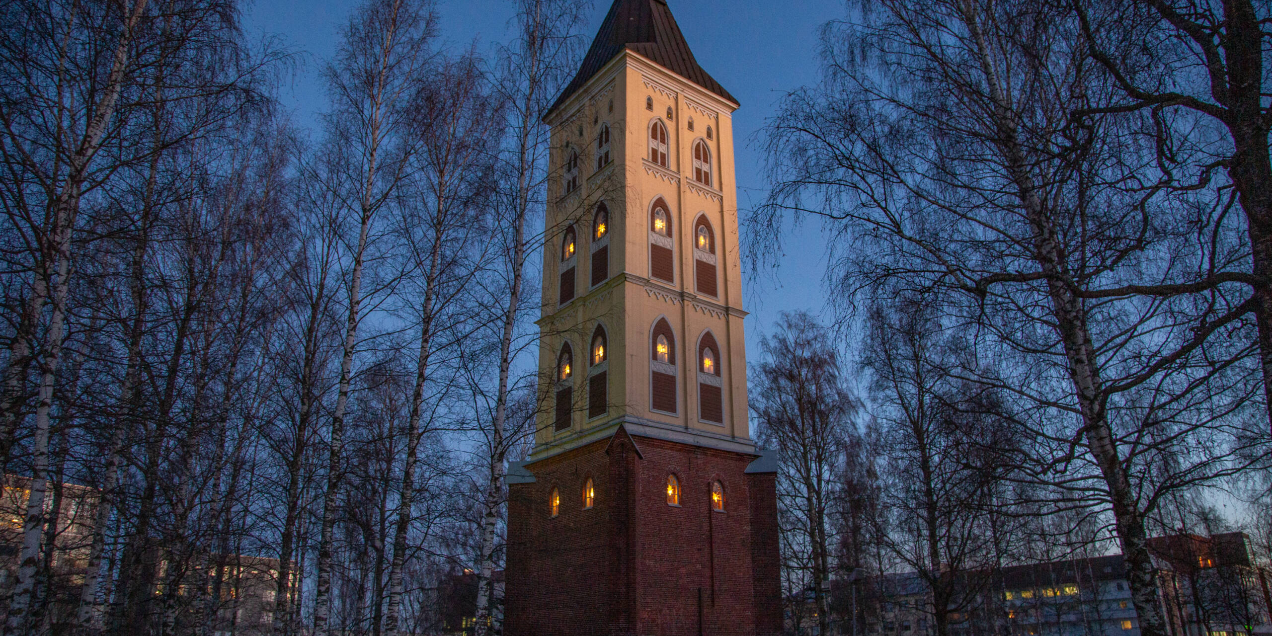 Kellotapuli, jossa valotähdet ikkunoissa