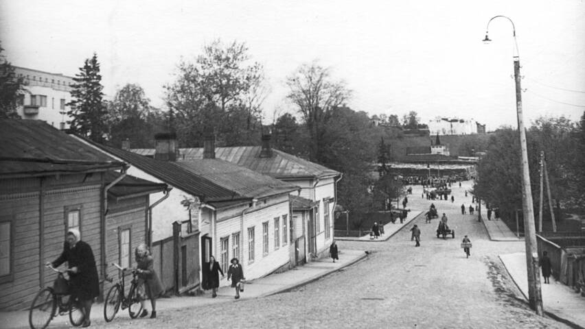 Mustavalkoinen valokuva, jossa ihmisiä nousemassa satamatorilta Kirkkokatua pitkin ylös.